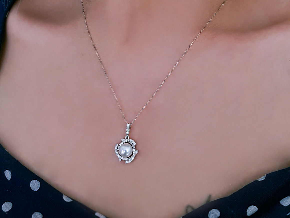 Diamond and pearl necklace in 14 carat white gold