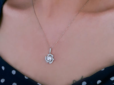 Diamond and pearl necklace in 14 carat white gold