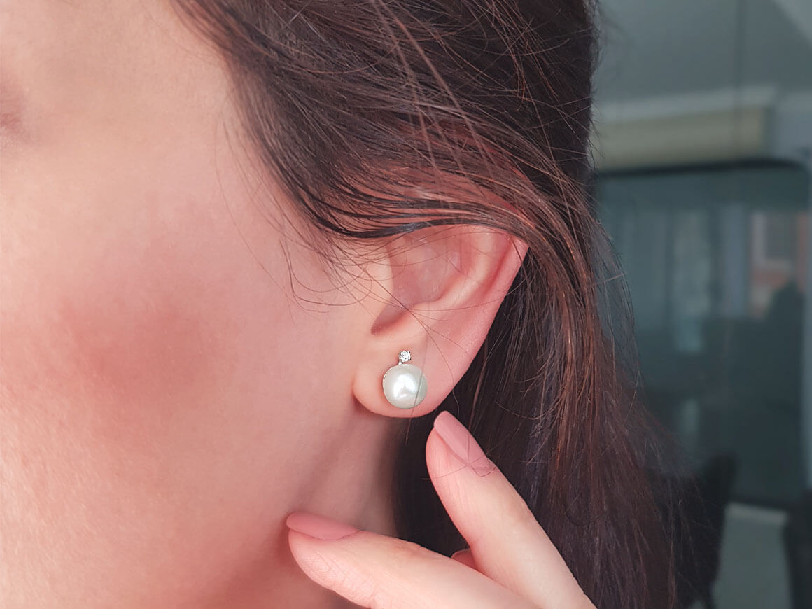 Diamond and natural pearl earrings in 8 carat white gold