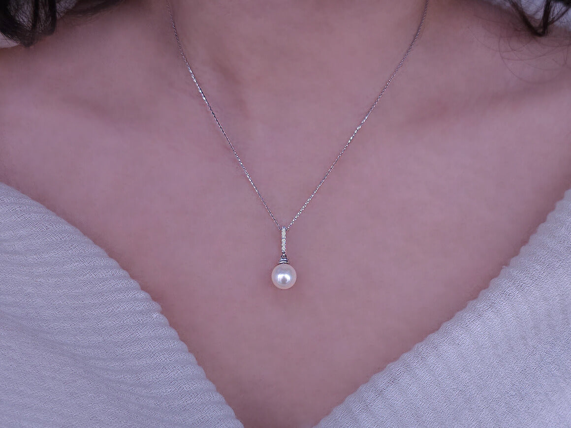 Diamond and pearl necklace in 14 carat white gold