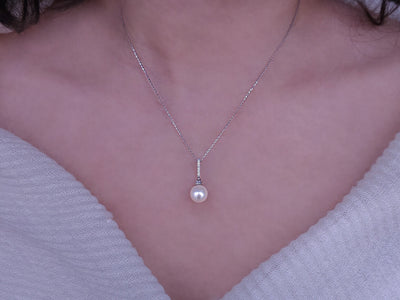 Diamond and pearl necklace in 14 carat white gold