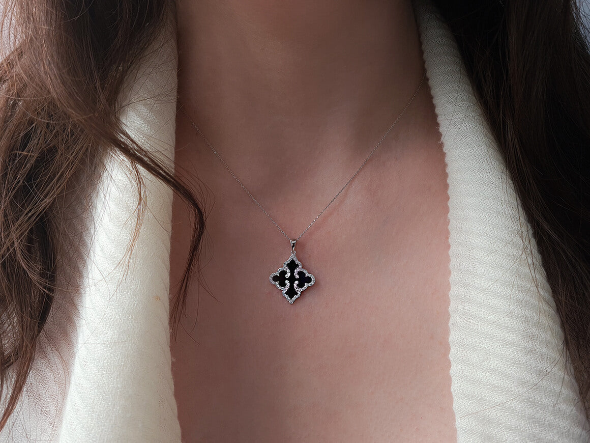 Diamant Schwarzer Emaille Collier in 750er 18 Karat Weißgold - handgefertigter Diamantschmuck aus Feingold | Sirius Diamant