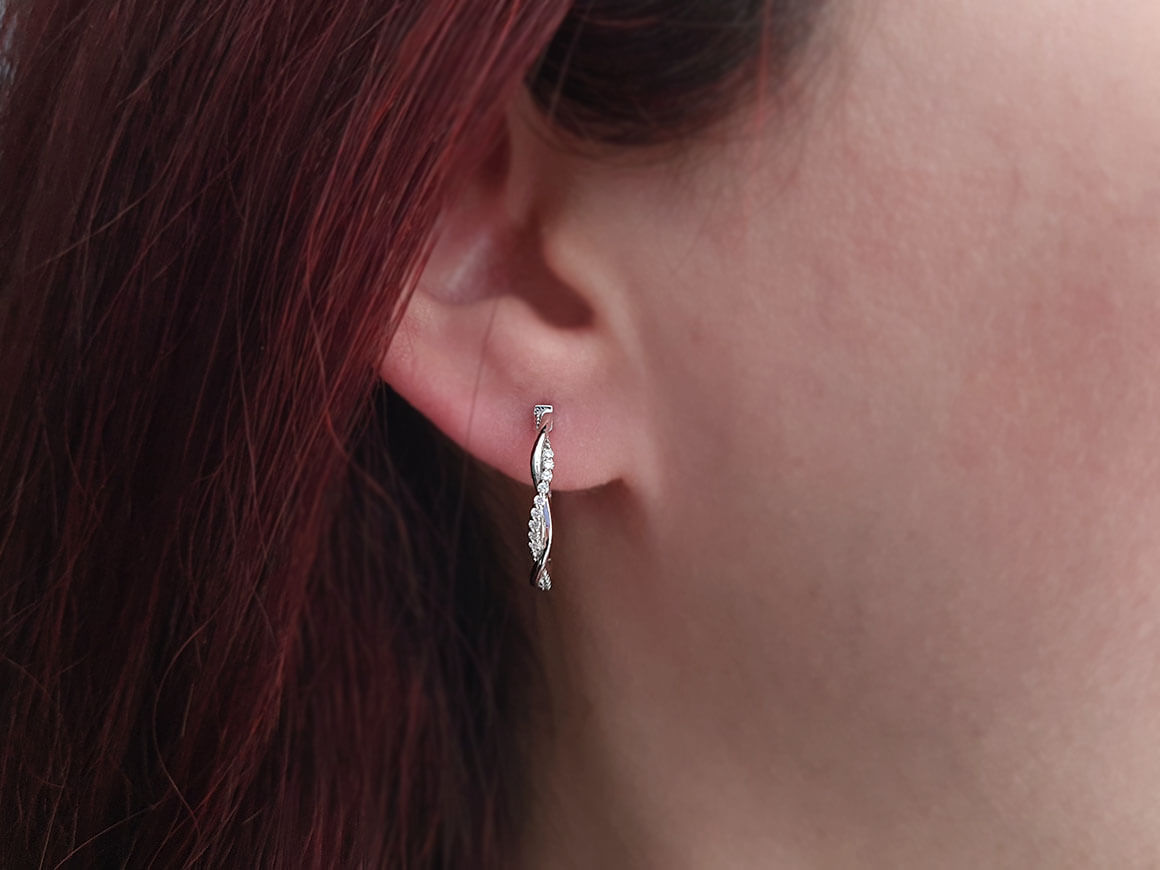 0,17 Carat Diamant Unendlich Creolen in 585er 14 Karat Weißgold - handgefertigter Diamantschmuck aus Feingold | Sirius Diamant