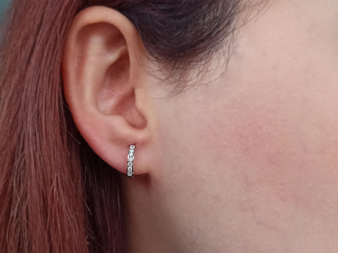 0,26 Gesamtkarat Diamant Modern Creolen in 333er 8 K Weissgold - handgefertigter Diamantschmuck aus Feingold | Sirius Diamant