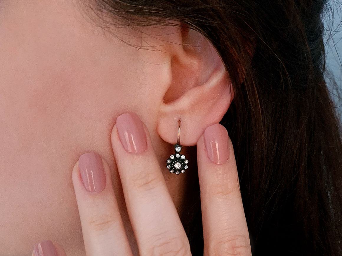 Flower diamond rose-cut earrings in 8 carat red gold