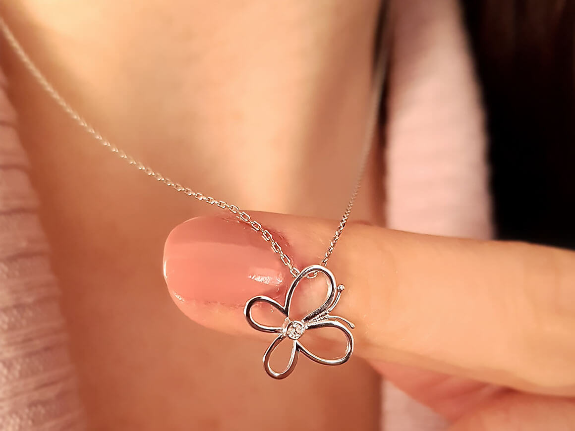 Diamant Schmetterlinge Collier in 8 K Weißgold - handgefertigter Diamantschmuck aus Feingold | Sirius Diamant