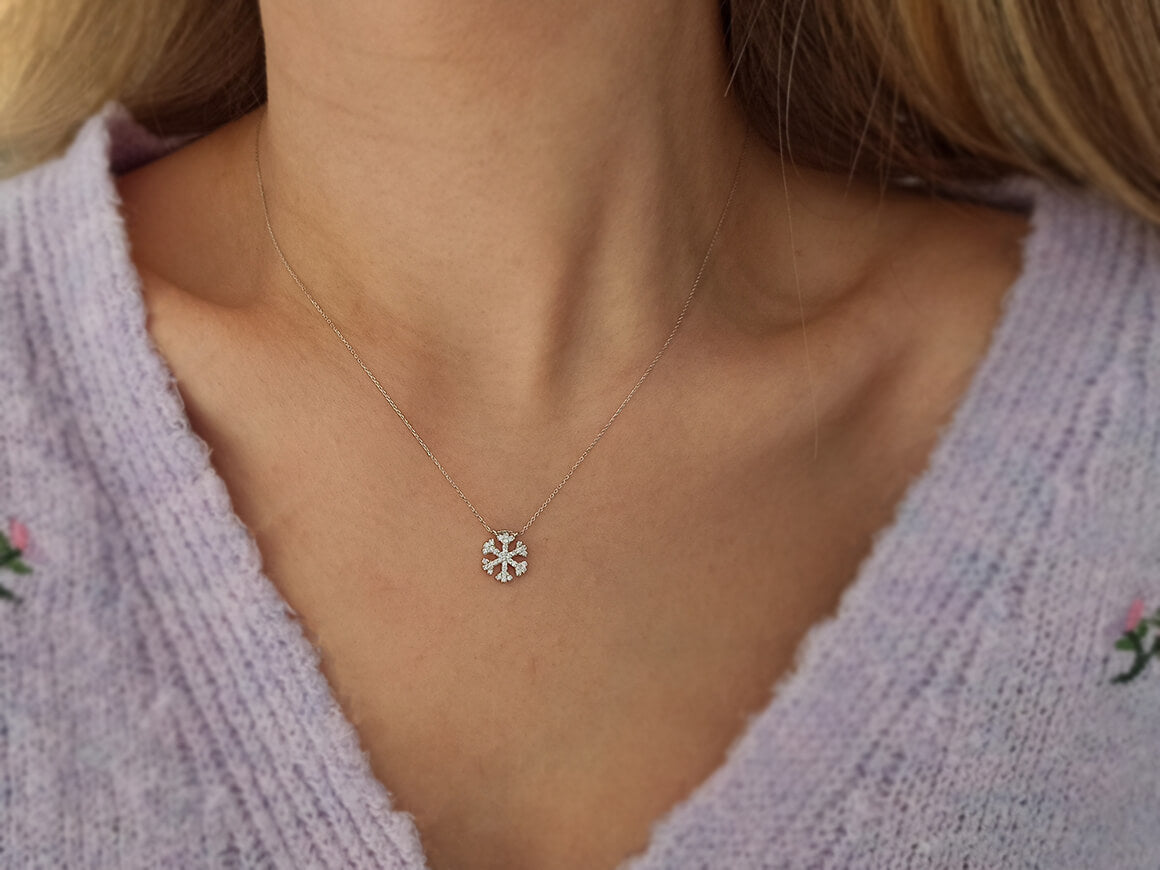 0,20 Karat Diamant Schneeflocke Collier - handgefertigter Diamantschmuck aus Feingold | Sirius Diamant