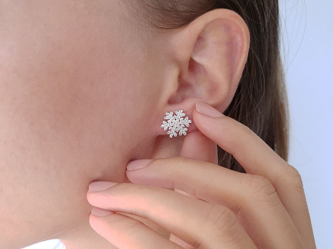 Diamant Schneeflocken Ohrstecker - handgefertigter Diamantschmuck aus Feingold | Sirius Diamant