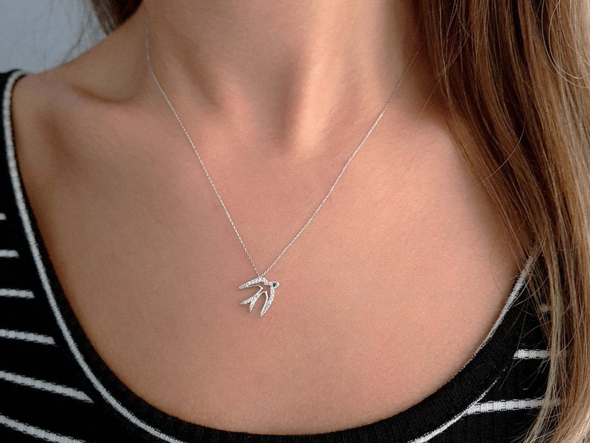 Diamant Schwalbe Collier in 333er 8K Gold - handgefertigter Diamantschmuck aus Feingold | Sirius Diamant