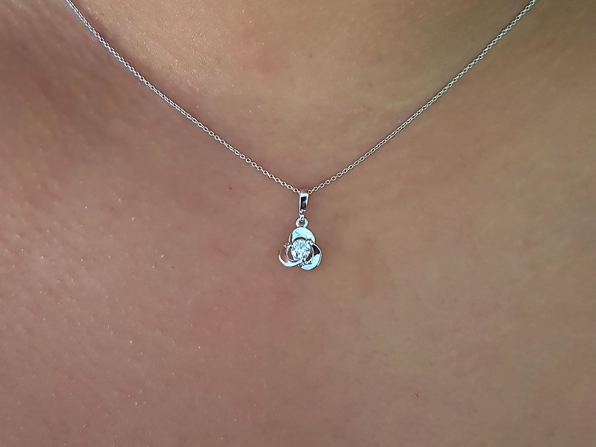 Diamond solitaire jewelry set in 14K white gold