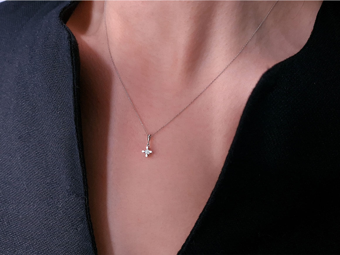 0,05 Carat Diamant Solitaire Collier - handgefertigter Diamantschmuck aus Feingold | Sirius Diamant