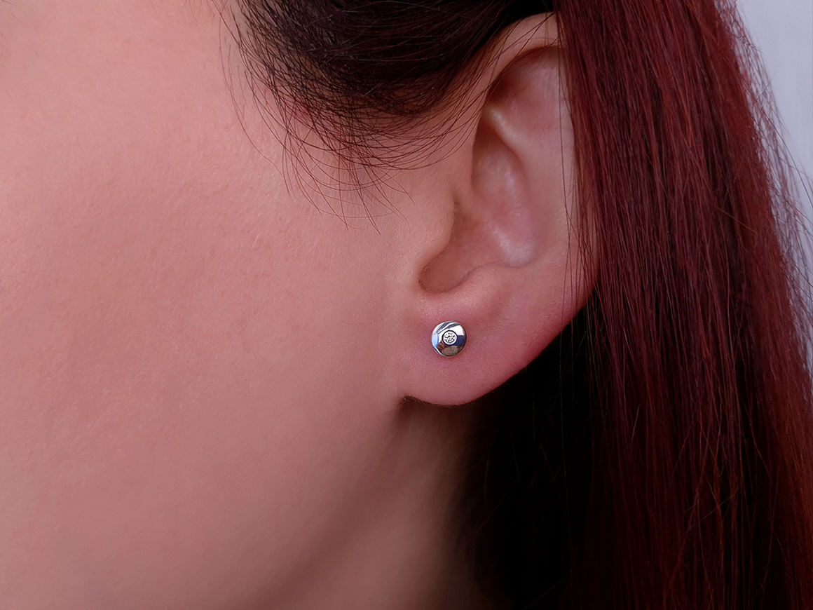 F Farbe 0,05 Karat Ohrstecker in 333er 8 Karat Weißgold - handgefertigter Diamantschmuck aus Feingold | Sirius Diamant