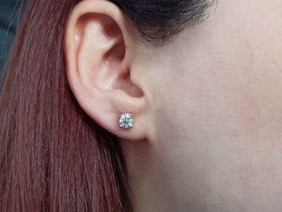 G / SI2 color 0.91 carat diamond solitaire earrings in 585 14 carat white gold