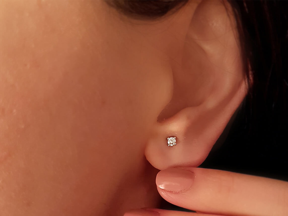0,18 Karat Diamant Solitaire Ohrstecker in 14 Karat Weissgold - handgefertigter Diamantschmuck aus Feingold | Sirius Diamant