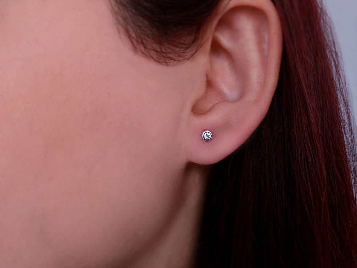 Boucles d'oreilles solitaires en diamant de 0,09 carat