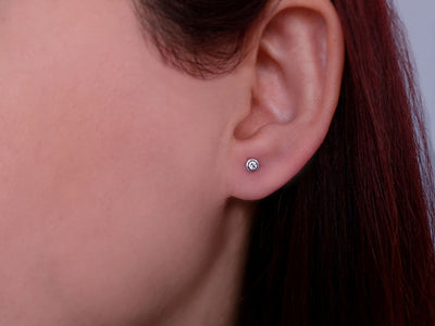 Boucles d'oreilles solitaires en diamant de 0,09 carat