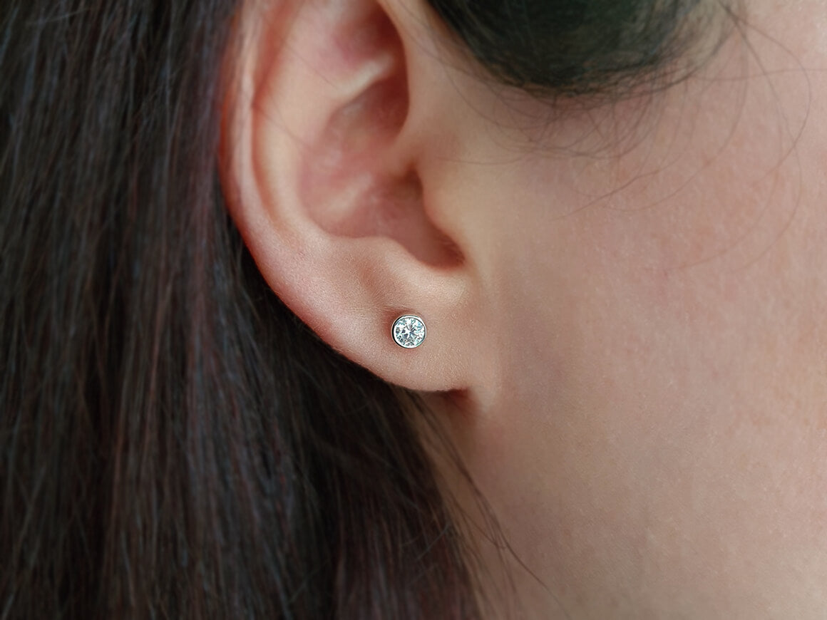 0,37 Karat Diamant Solitär Ohrringe - handgefertigter Diamantschmuck aus Feingold | Sirius Diamant