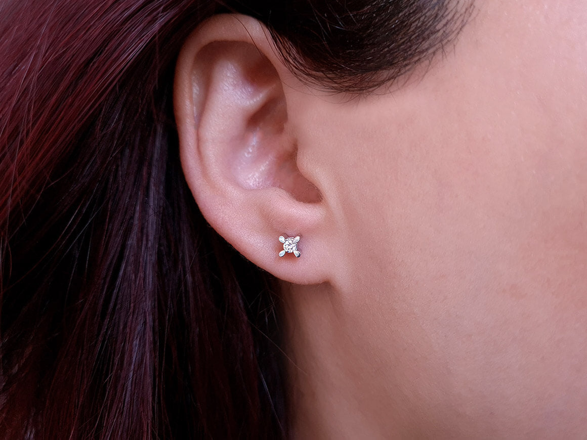 0,10 Carat Diamant Solitaire Ohrstecker - handgefertigter Diamantschmuck aus Feingold | Sirius Diamant