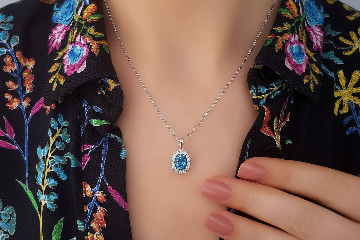 Diamant und Blauer Topas Collier in 14 K - handgefertigter Diamantschmuck aus Feingold | Sirius Diamant
