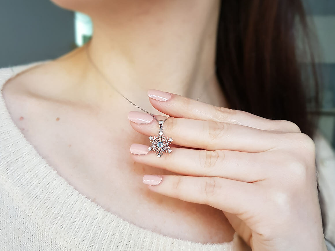 Diamant und Blauer Topas Schneeflocke Collier in 8 K - handgefertigter Diamantschmuck aus Feingold | Sirius Diamant