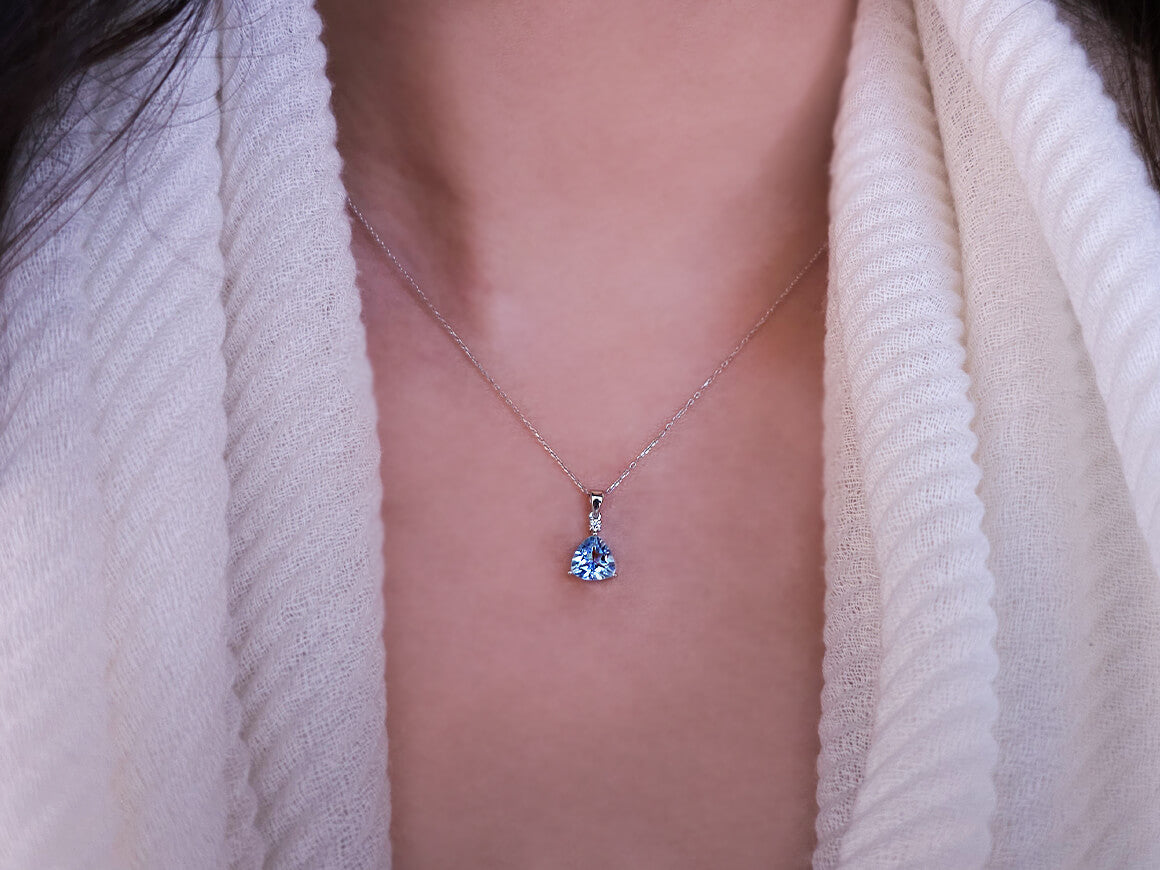 Collier en topaze bleu ciel taille triangle avec diamant