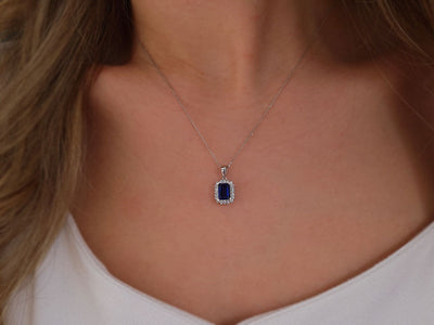 Collier en or blanc 14 carats avec diamants et saphirs taille octogonale