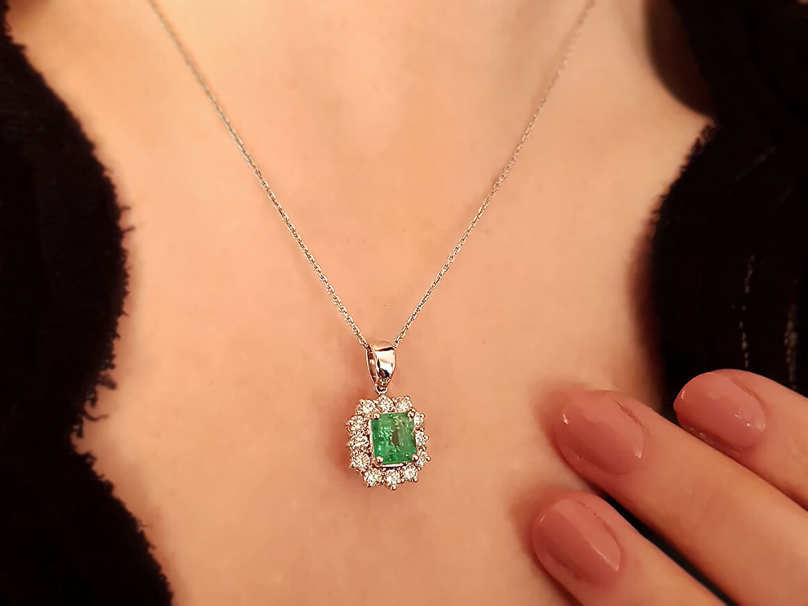 Diamant und Oktagon Smaragd Collier in 18 K - handgefertigter Diamantschmuck aus Feingold | Sirius Diamant