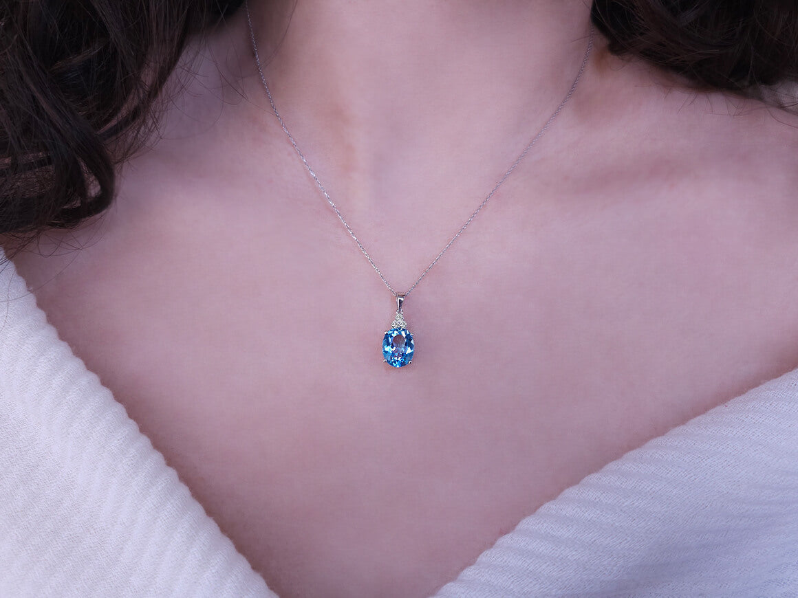 Diamant und Oval Blauer Topas Collier in 8 K Weißgold - handgefertigter Diamantschmuck aus Feingold | Sirius Diamant