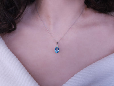 Diamant und Oval Blauer Topas Collier in 8 K Weißgold