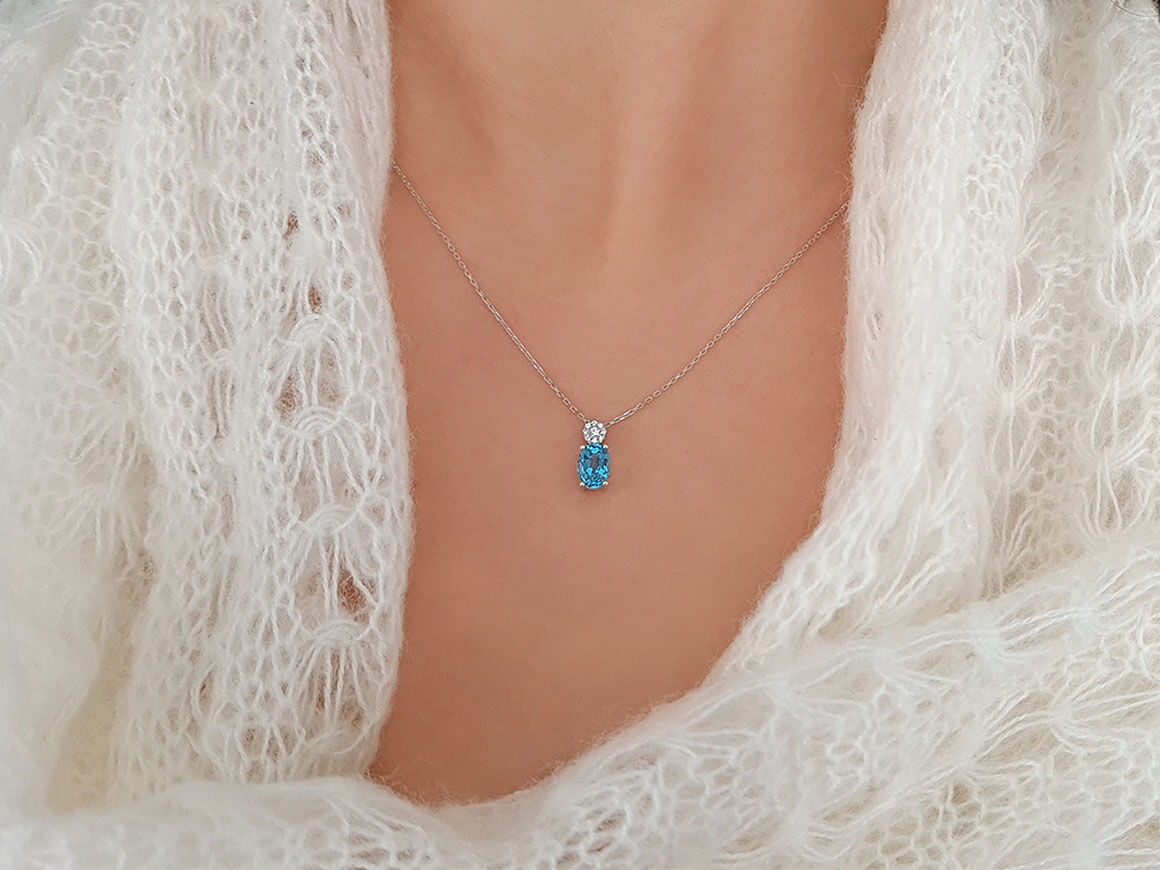 Diamant und Oval Blauer Topas Collier in 8 K Weißgold - handgefertigter Diamantschmuck aus Feingold | Sirius Diamant