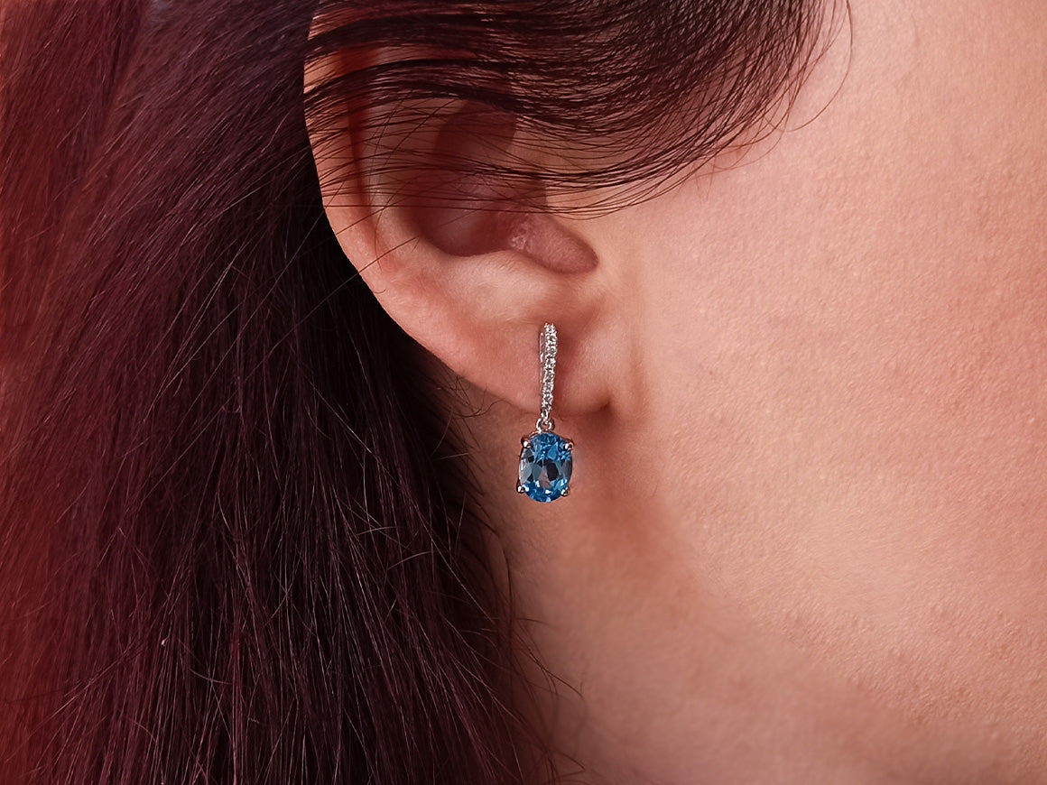 Diamant und Blauer Topas Ohrringe - handgefertigter Diamantschmuck aus Feingold | Sirius Diamant