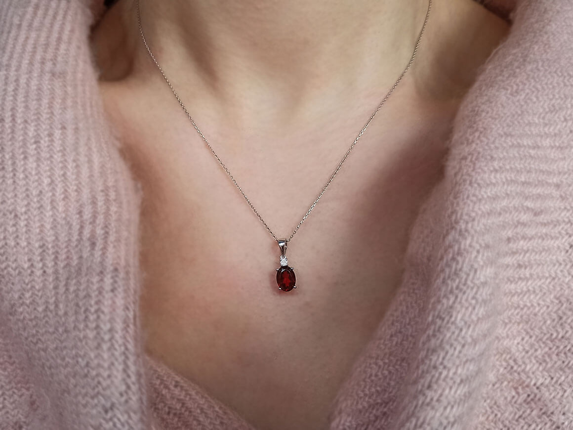 Diamant und Oval Garnet Collier in 333er 8 K Weißgold - handgefertigter Diamantschmuck aus Feingold | Sirius Diamant