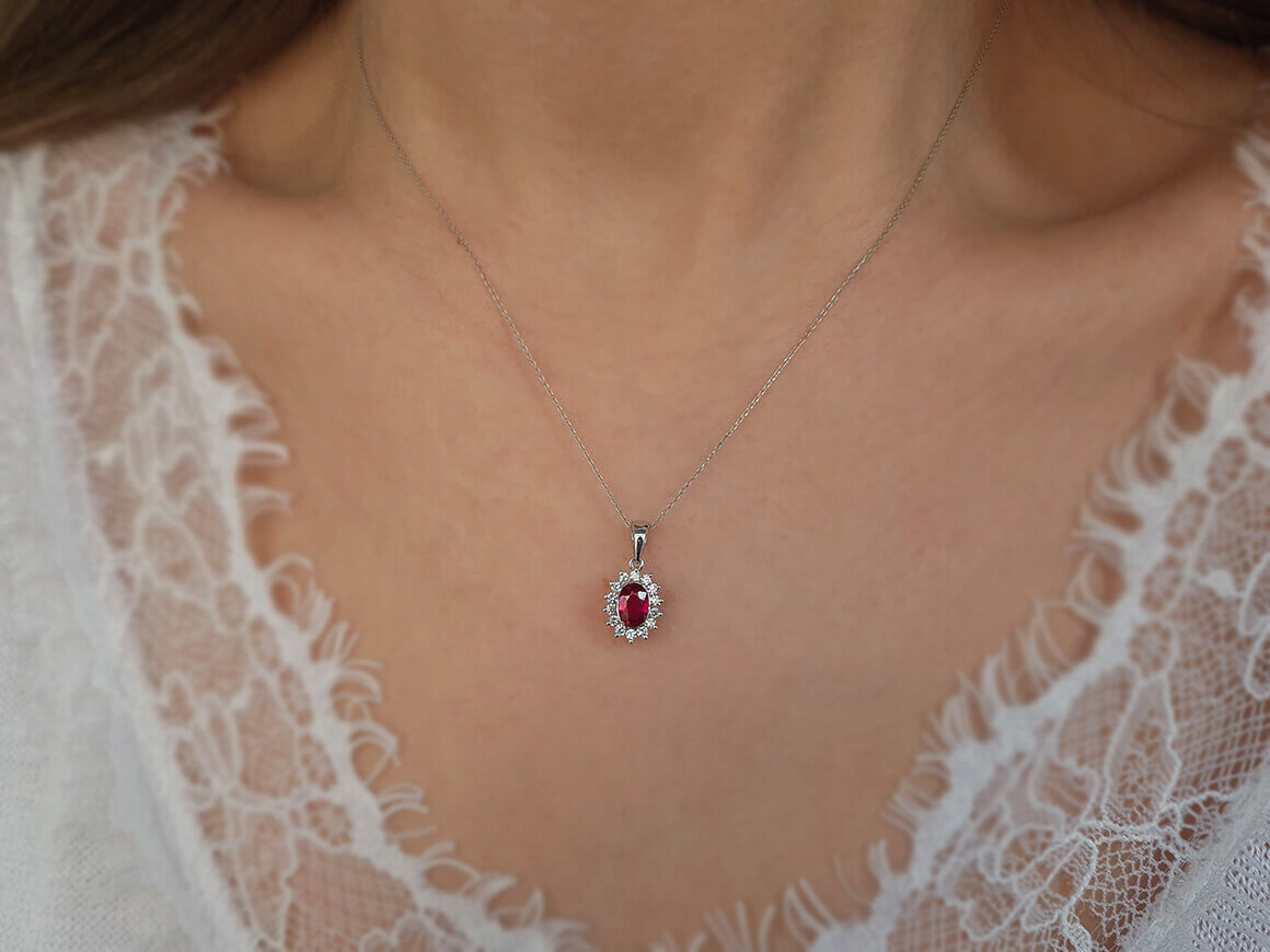 Diamant und Oval Rubin Collier in 585er 14 K Weißgold – handgefertigter Diamantschmuck aus Feingold | Sirius Diamant