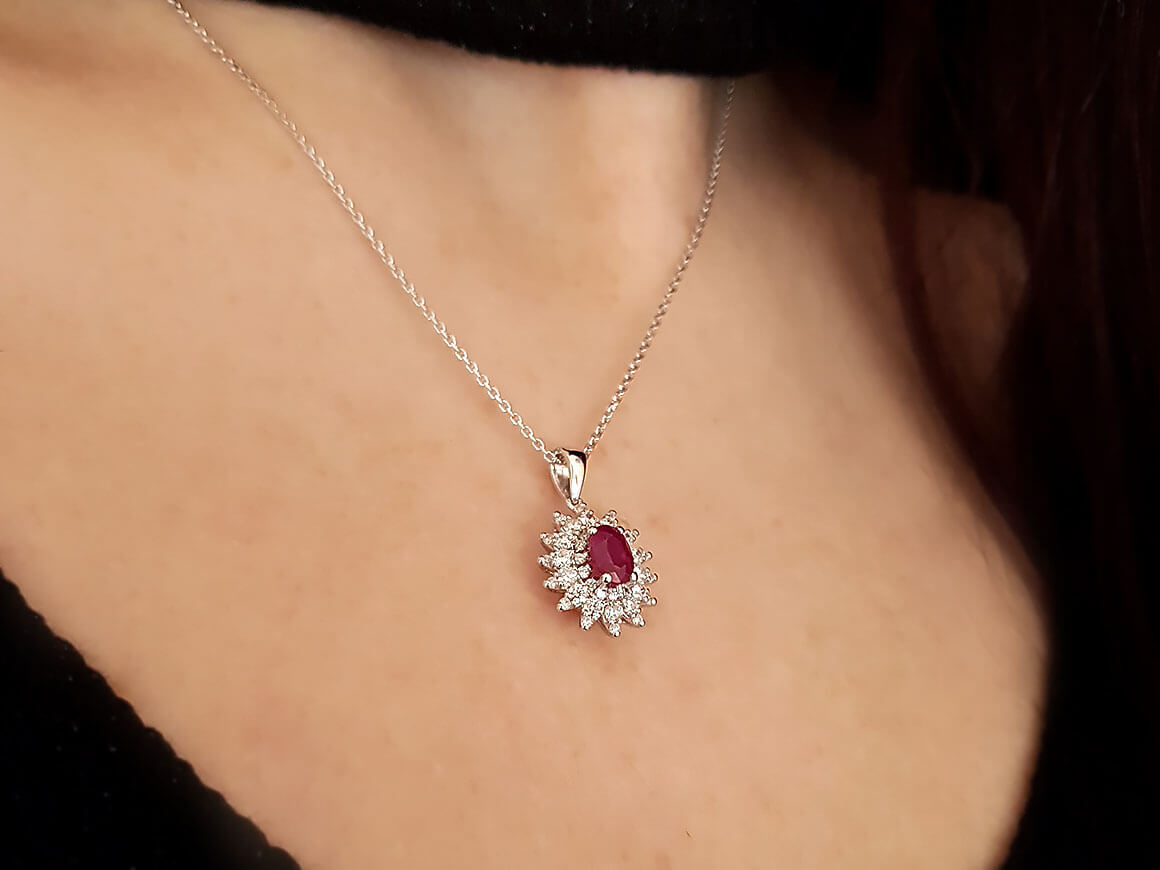 Diamant und Oval Rubin Collier in 18 K Weißgold - handgefertigter Diamantschmuck aus Feingold | Sirius Diamant