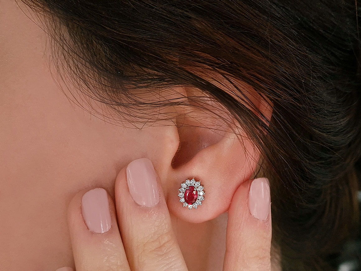 Diamant und Oval Rubin Ohrringe in 14 K Weissgold - handgefertigter Diamantschmuck aus Feingold | Sirius Diamant