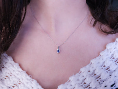 Oval sapphire necklace with diamonds in white gold