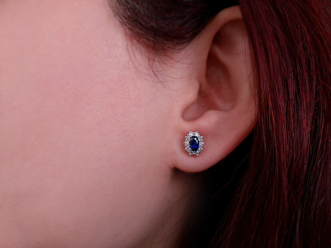 Diamond and oval sapphire earrings in 333 8K white gold