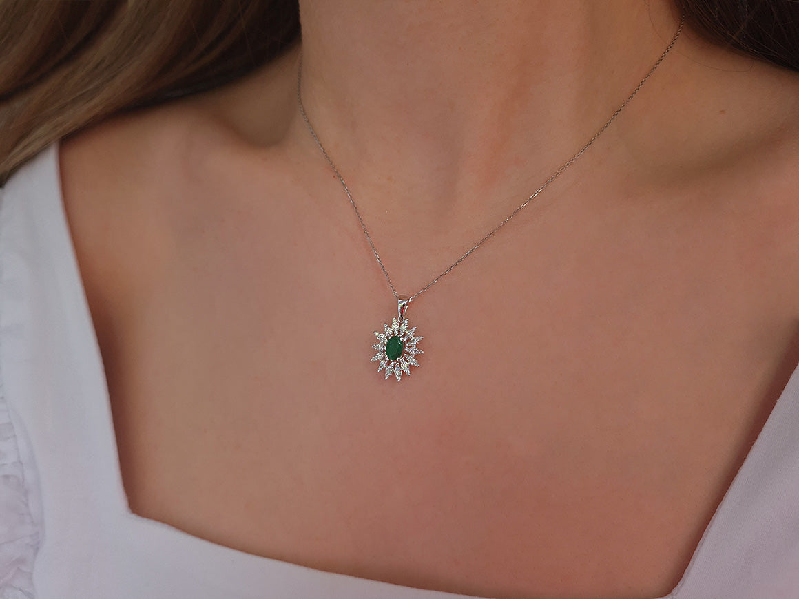 Diamond and oval emerald necklace in 18 K white gold