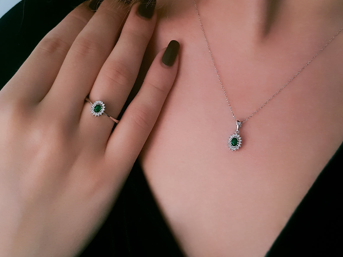 Diamond and oval emerald entourage necklace in 18 K white gold