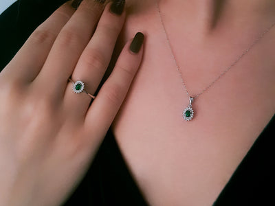 Diamond and oval emerald entourage necklace in 18 K white gold