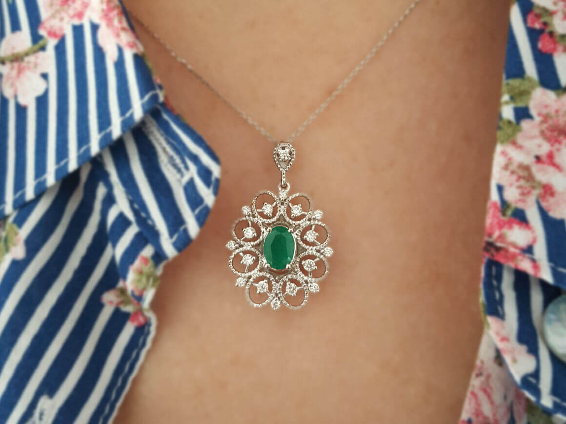 Diamond and oval emerald necklace