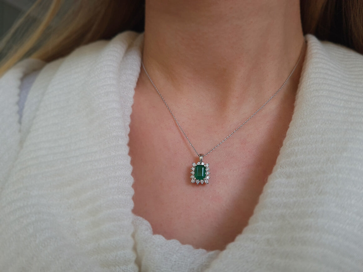 Diamant und Oktagon Smaragd Collier - handgefertigter Diamantschmuck aus Feingold | Sirius Diamant