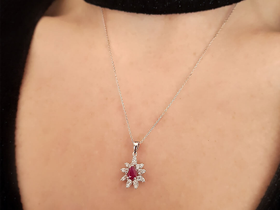 Diamant und Drop Rubin Collier in 14 K Weißgold - handgefertigter Diamantschmuck aus Feingold | Sirius Diamant