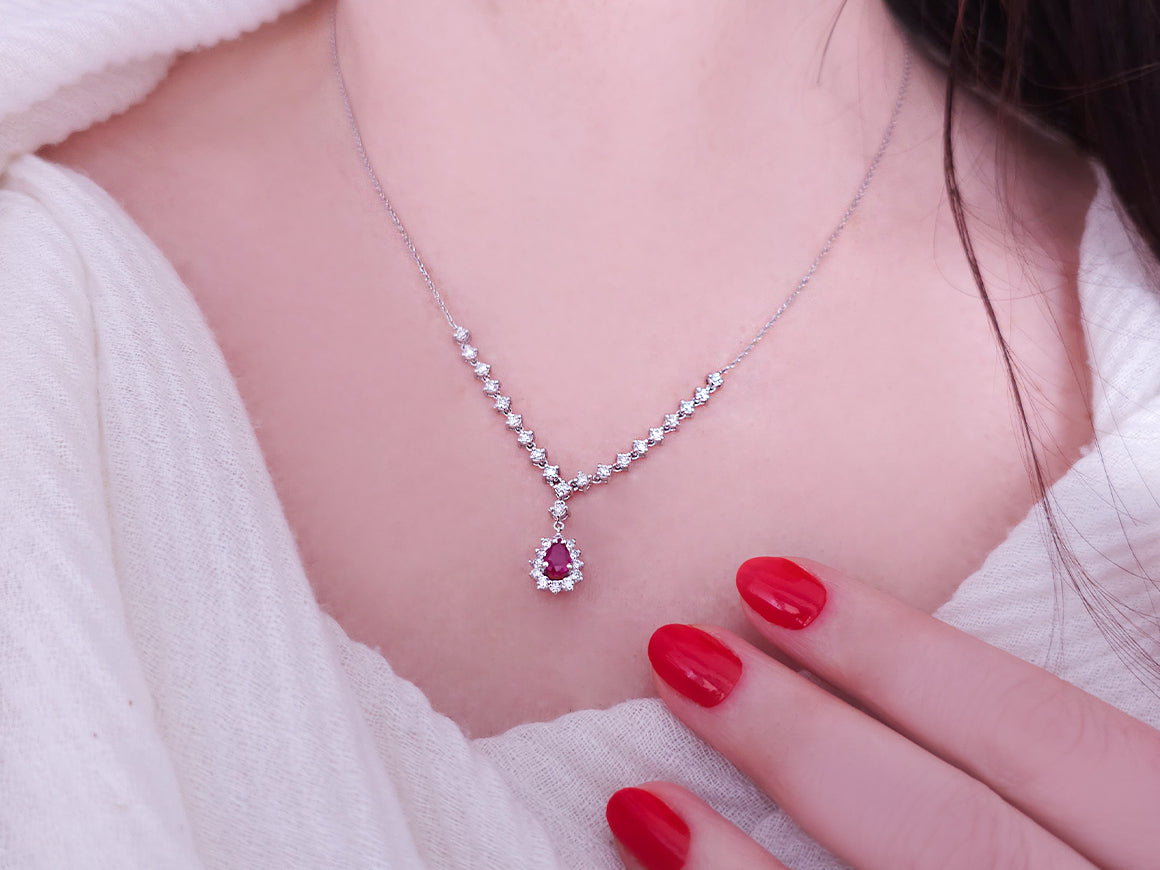 Diamant und Tropfen Rubin Collier - handgefertigter Diamantschmuck aus Feingold | Sirius Diamant