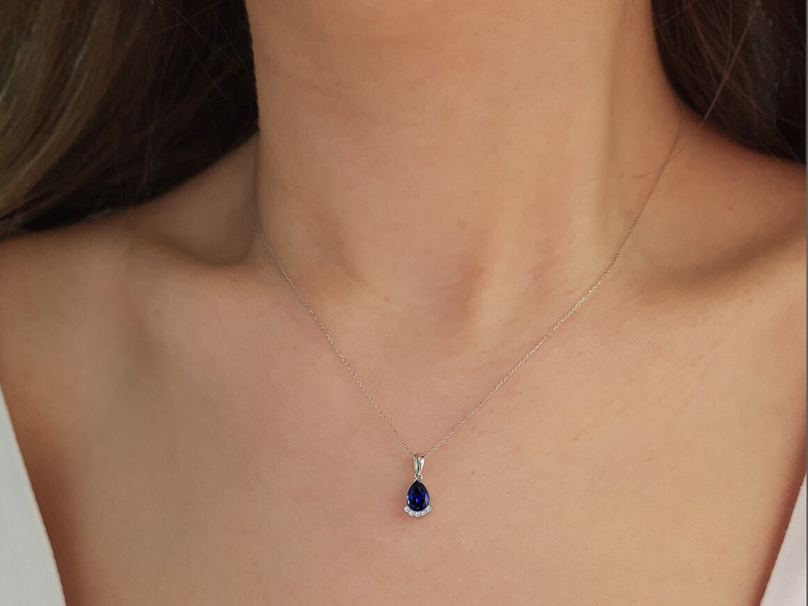 Diamant und Tropfen Saphir Schmuckset in 585er 14 Karat Weißgold - handgefertigter Diamantschmuck aus Feingold | Sirius Diamant