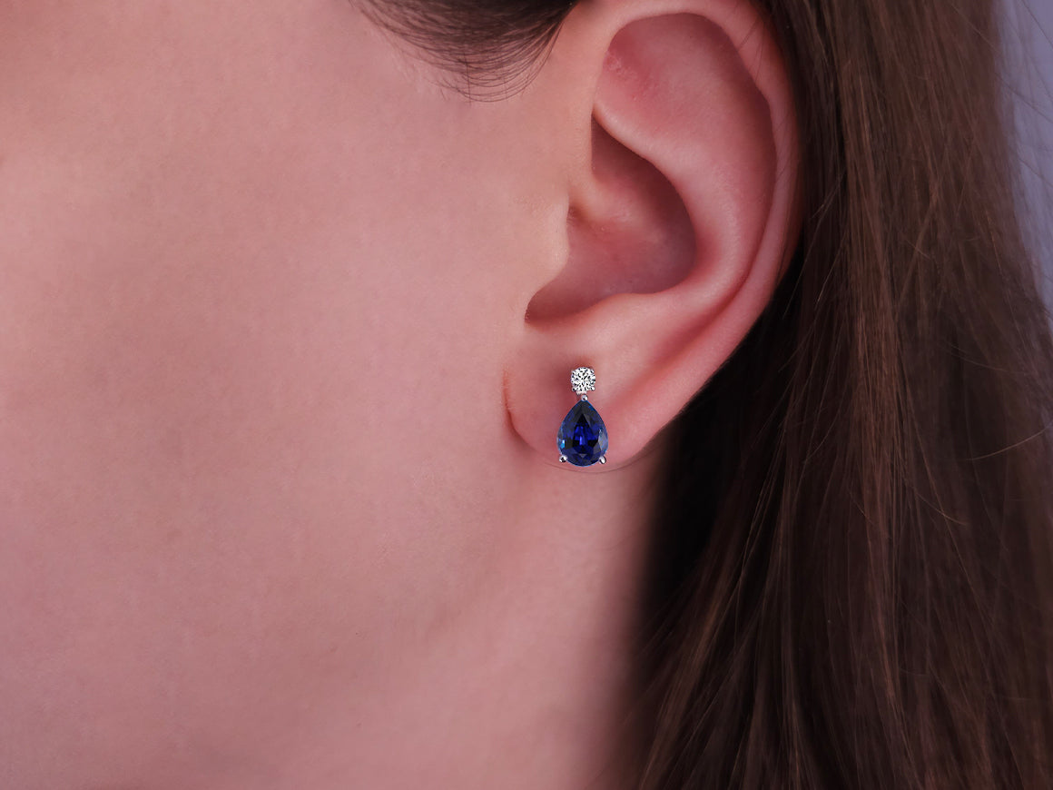 Diamant und Tropfen Saphir Ohrstecker - handgefertigter Diamantschmuck aus Feingold | Sirius Diamant