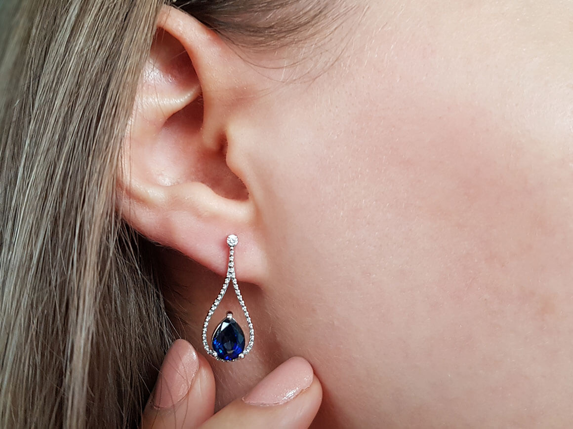 Diamant und Tropfen Saphir Ohrhänger - handgefertigter Diamantschmuck aus Feingold | Sirius Diamant