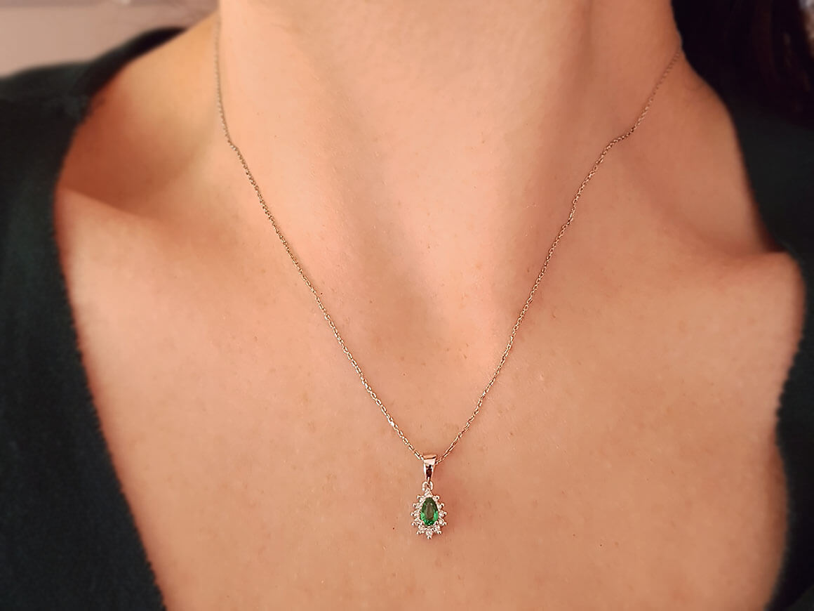 Diamond and drop emerald necklace in 8K white gold