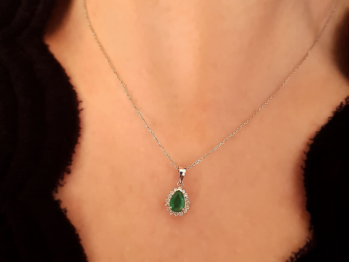 Diamond and drop emerald necklace in 14 K white gold