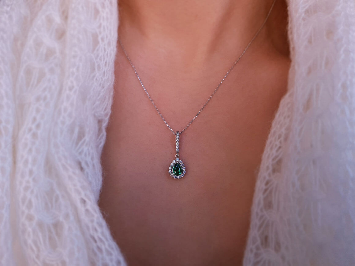 Diamant und Tropfen Smaragd Collier - handgefertigter Diamantschmuck aus Feingold | Sirius Diamant